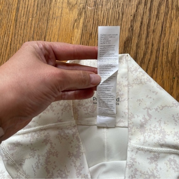 NEW Fabletics Define High Waisted Leggings Soft White Mini Camo Size Small NWT - Picture 6 of 8